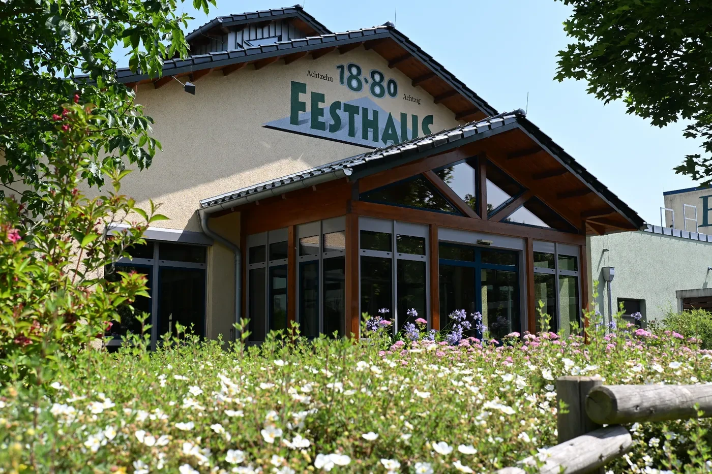 Außenansicht des Festhauses 18•80 in Fritzlar