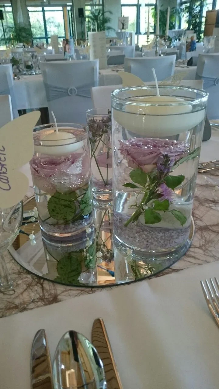 Festliche Tischdekoration mit Blumen und Kerzen