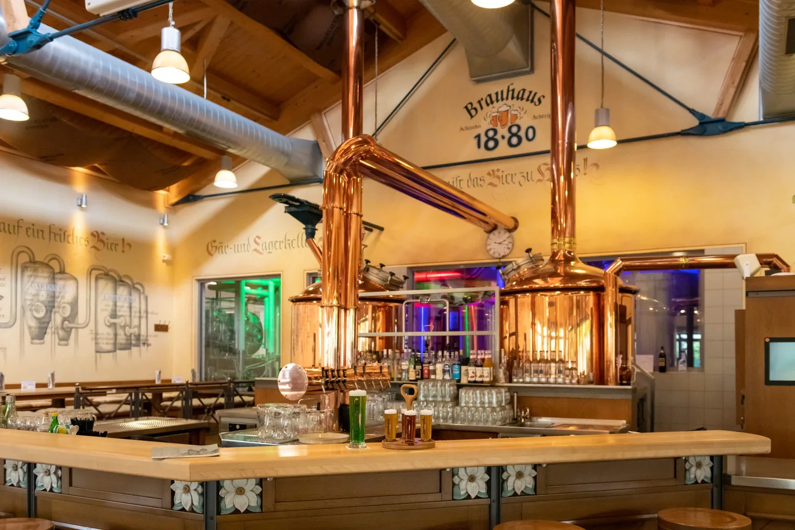 Kupferne Braukessel hinter der Theke im Brauhaus 1880