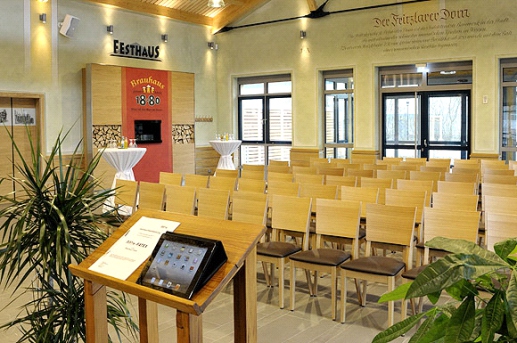 Tagungsraum im Festhaus mit Stuhlreihen